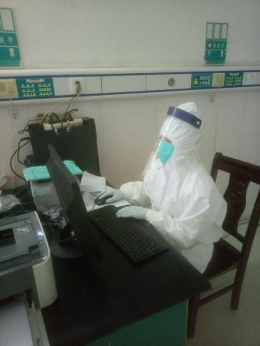 Nữ bác sĩ sắp về hưu tình nguyện quay lại bệnh viện trực chiến vì dịch viêm phổi Vũ Hán, bức thư xin lỗi con trai dậy sóng cộng đồng mạng - Ảnh 1.