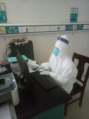 Nữ bác sĩ sắp về hưu tình nguyện quay lại bệnh viện trực chiến vì dịch viêm phổi Vũ Hán, bức thư xin lỗi con trai dậy sóng cộng đồng mạng - Ảnh 1.