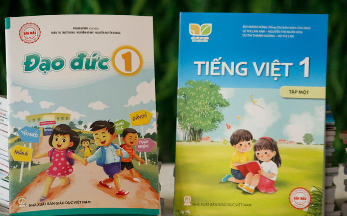 Bìa cuốn Tiếng Việt 1 Tập một bộ Kết nối tri thức với cuộc sống (phải). Ảnh: Thanh Hằng.