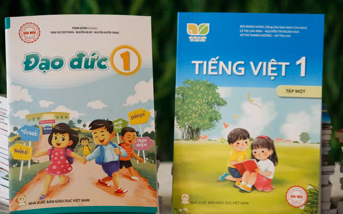 Bìa cuốn Tiếng Việt 1 Tập một bộ Kết nối tri thức với cuộc sống (phải). Ảnh: Thanh Hằng.