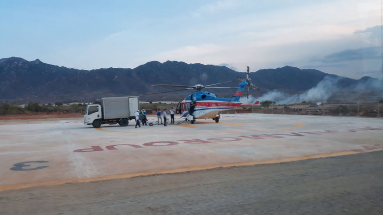 Nhằm đẩy nhanh tiến độ hoàn thành dự án, trực thăng kéo đường dây 500kV ở Ninh Thuận. Ảnh: Hữu Thông