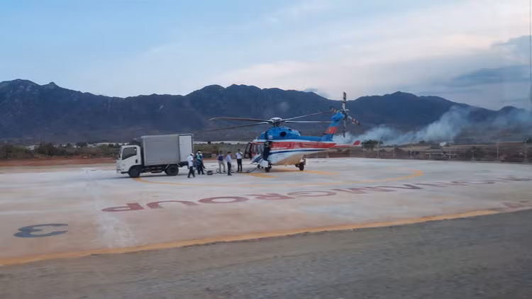 Nhằm đẩy nhanh tiến độ hoàn thành dự án, trực thăng kéo đường dây 500kV ở Ninh Thuận. Ảnh: Hữu Thông