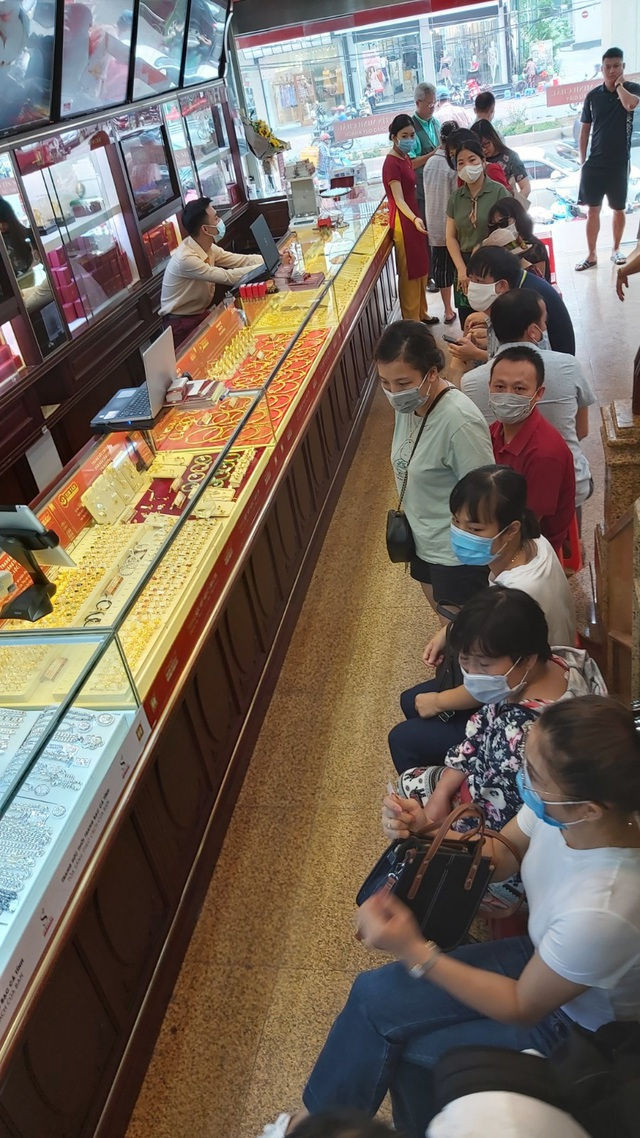 Giá vàng đột ngột tăng vọt, giới đầu tư trở lại thị trường - 1