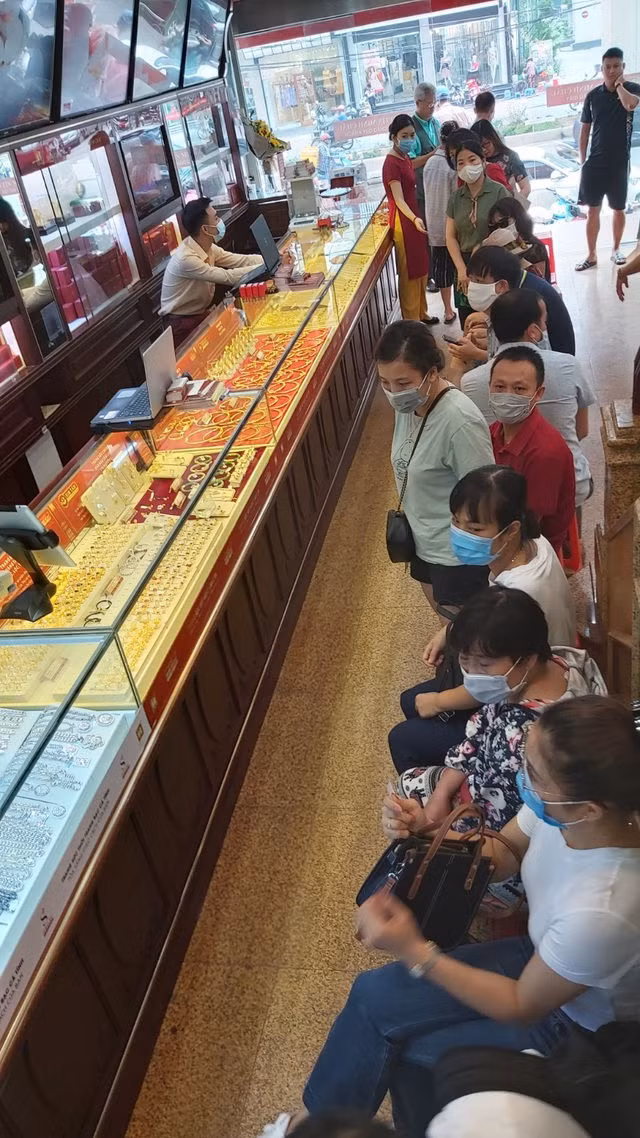 Giá vàng đột ngột tăng vọt, giới đầu tư trở lại thị trường - 1