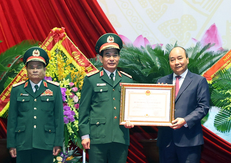 Thủ tướng Nguyễn Xuân Phúc trao Huân chương Bảo vệ Tổ quốc hạng Nhất của Chủ tịch nước tặng Bộ Tổng tham mưu Quân đội nhân dân Việt Nam. Ảnh VGP/Quang Hiếu