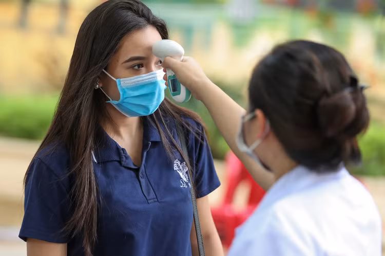 Nghiêm ngặt kiểm tra thí sinh vào làm thủ tục dự thi tốt nghiệp THPT 2020 - 2