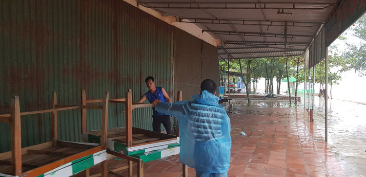 Tàu cá bị chìm do ảnh hưởng bão số 2 - 6