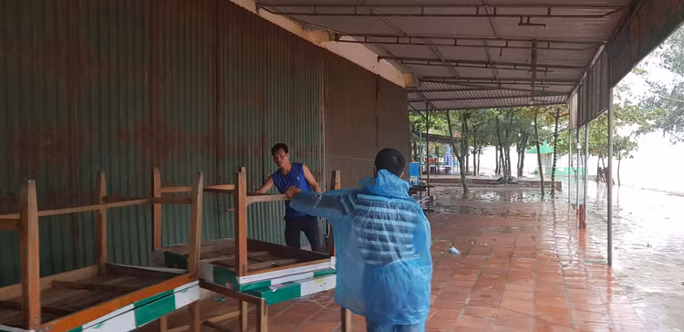 Tàu cá bị chìm do ảnh hưởng bão số 2 - 6