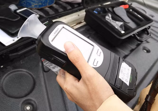 CSGT tạm dừng đo nồng độ cồn bằng phễu để ngừa lây virus corona