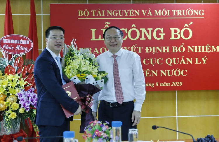 Thứ trưởng Lê Công Thành trao quyết định và chúc mừng đồng chí Châu Trần Vĩnh.