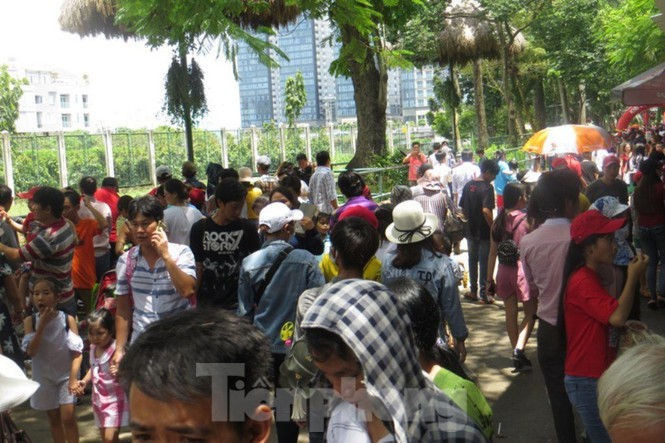 Trung tâm mua sắm, khu vui chơi Sài Gòn quá tải ngày cuối nghỉ Tết Nguyên đán - ảnh 7