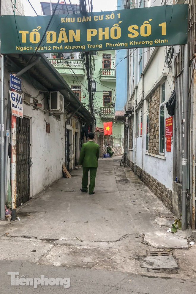 Cách ly ngõ nhỏ nhà nữ tiếp viên hàng không dương tính với Covid-19 - ảnh 2