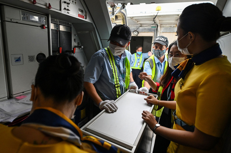 chuyen bay dau tien cua hang hang khong anh 12
