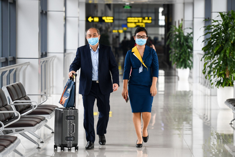 chuyen bay dau tien cua hang hang khong anh 2