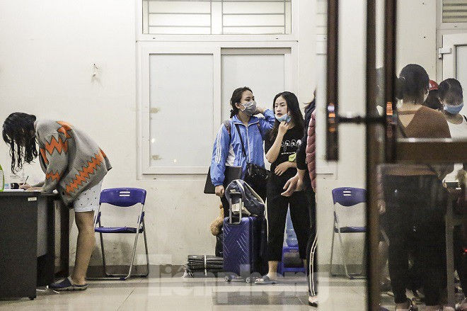 Lấy 3 tòa nhà làm khu cách ly, sinh viên ở Mỹ Đình di dời trong đêm - ảnh 8