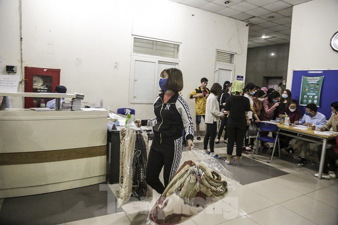 Lấy 3 tòa nhà làm khu cách ly, sinh viên ở Mỹ Đình di dời trong đêm - ảnh 14