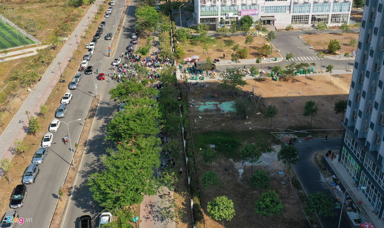 Canh dong duc nhu cho phien truoc cong khu cach ly o TP.HCM hinh anh 1 tiepte_zing89.JPG