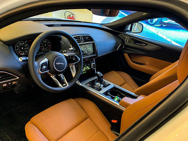 Cận cảnh mẫu xe thể thao Jaguar XE mới nhất tại Việt Nam, giá bán hơn 2,7 tỷ đồng - 11
