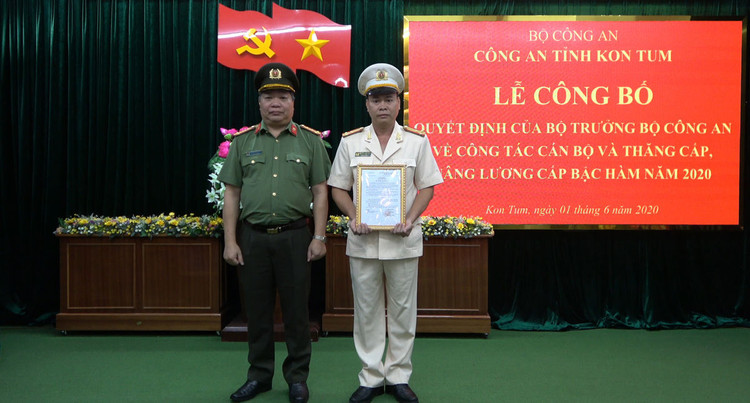 Đại tá Nguyễn Hồng Nhật trao quyết định và chúc mừng Thượng tá Nguyễn Ngọc Sinh.