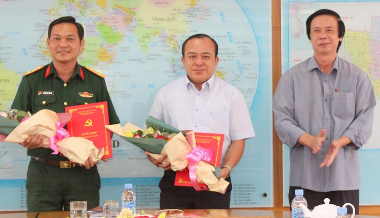 Bí thư Tỉnh ủy, Chủ tịch HĐND tỉnh Tiền Giang Nguyễn Văn Danh trao quyết định và chúc mừng đồng chí Phạm Văn Thanh và đồng chí Nguyễn Chí Trung