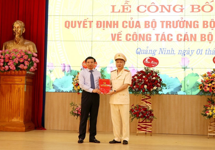 Bí thư Tỉnh ủy, Chủ tịch HĐND tỉnh Quảng Ninh Nguyễn Xuân Ký trao quyết định cho đòng chí Nguyễn Ngọc Lâm.