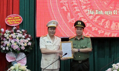 Thượng tá Nguyễn Thanh Trường trao quyết định và chúc mừng Thượng tá Vũ Mạnh Hà.