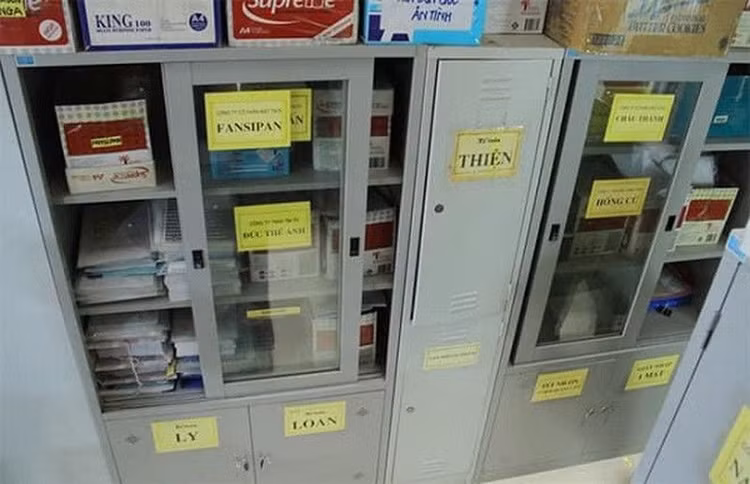 Ban chuyên án khám xét và thu giữ nhiều tài liệu phục vụ điều tra. Ảnh: Thanh Tuấn