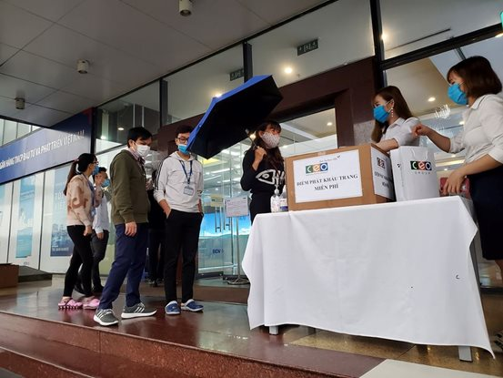 Tập đoàn CEO phát tặng 10 nghìn khẩu trang y tế cho người dân Thủ đô Hà Nội.