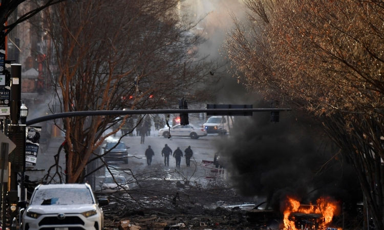 Hiện trường vụ nổ ở thành phố Nashville, bang Tennessee, Mỹ, sáng 25/12. Ảnh: Reuters.