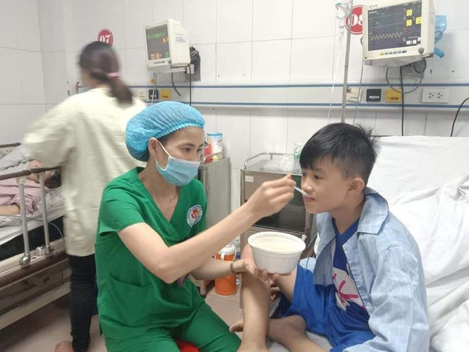 Bị tổ ong tấn công, 16 học sinh tiểu học phải nhập viện - ảnh 2