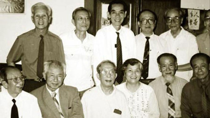 Ông Mười Hương (hàng đầu, thứ ba từ trái sang) cùng những tình báo Phạm Xuân Ẩn, Vũ Ngọc Nhạ, Lê Hữu Thúy. Ảnh tư liệu: Tiền Phong.