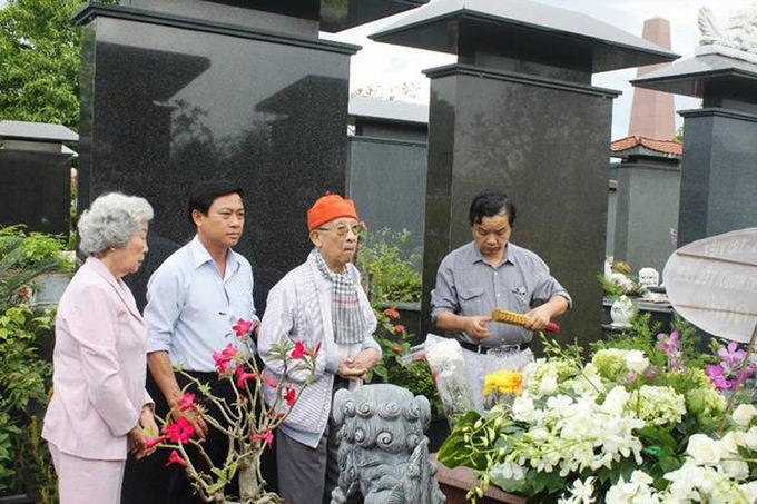 Ông Trần Quốc Hương (thứ ba từ trái qua) trong một lần thăm mộ Thiếu tướng tình báo Phạm Xuân Ẩn, năm 2013. Ảnh:  First News.