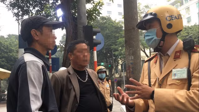  Xem CSGT Hà Nội đo nồng độ cồn giữa dịch corona - 8