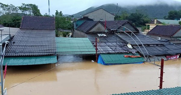 Mưa lớn, thủy điện đồng loạt xả lũ, hàng ngàn nhà dân ở Nghệ An bị ngập sâu - Ảnh 1.