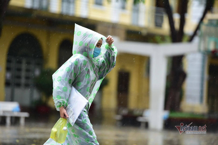 Thí sinh đến trường thi môn Toán trong cơn mưa