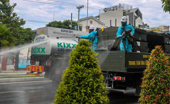Xem lính hoá học phun khử khuẩn từng góc phố, cành cây, ngọn cỏ ở Sơn Trà - ảnh 16