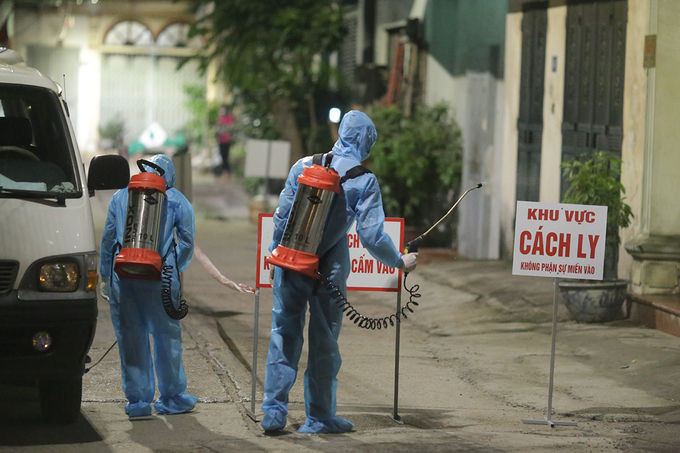 Nhân viên y tế Hà Nội phun khử khuẩn ở khu vực cách ly. Ảnh: Tất Định.