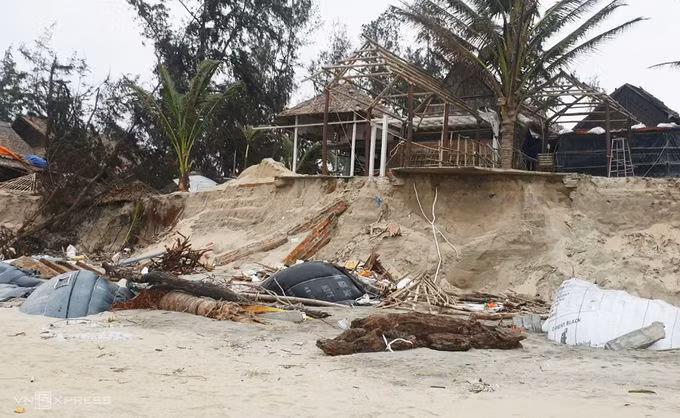 Nhà của anh Nguyễn Công Duy bị nước biển xâm thực 7 m gây hư hỏng. Ảnh: Đắc Thành.