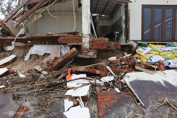 Hàng loạt tường nhà ở bờ biển phường Cẩm An bị sập đố cuốn trôi ra biển. Ảnh: Đắc Thành.