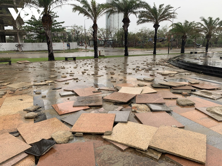 Cập nhật: Bão số 13 cuốn bay mái trường học, "nhổ" bật gốc cây, cuốn trôi nhà dân ảnh 40