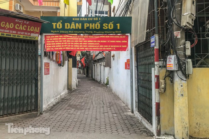 Cách ly ngõ nhỏ nhà nữ tiếp viên hàng không dương tính với Covid-19 - ảnh 12