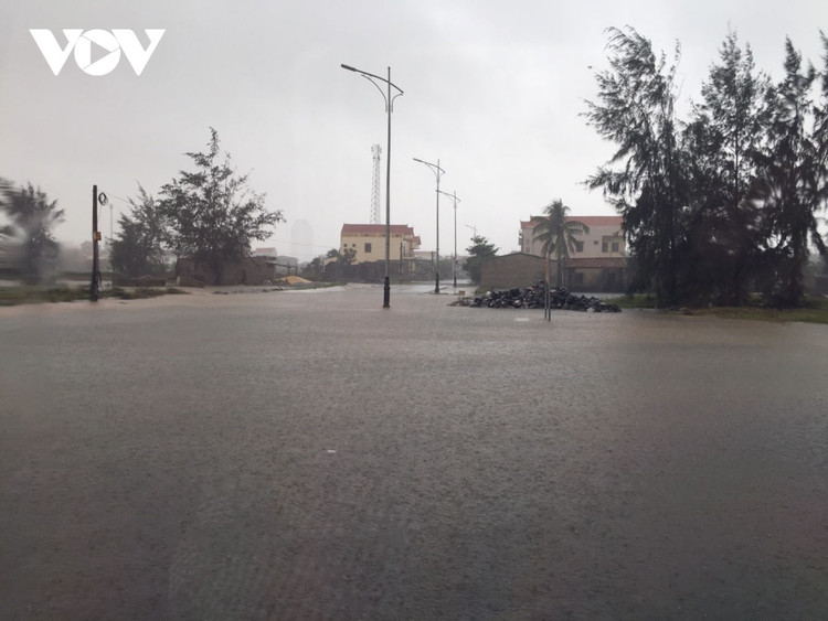 Cập nhật: Bão số 13 cuốn bay mái trường học, "nhổ" bật gốc cây, cuốn trôi nhà dân ảnh 25