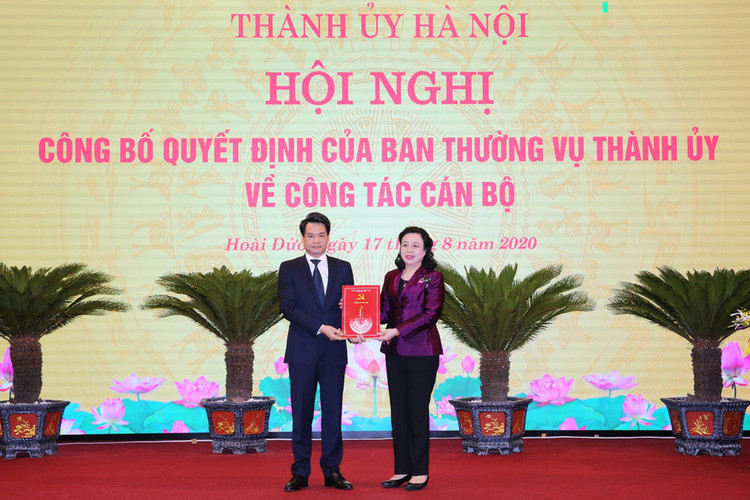Phó Bí thư Thường trực Thành ủy Ngô Thị Thanh Hằng trao quyết định cho đồng chí Nguyễn Quang Đức tại Huyện ủy Hoài Đức. Ảnh: Hà Nội mới