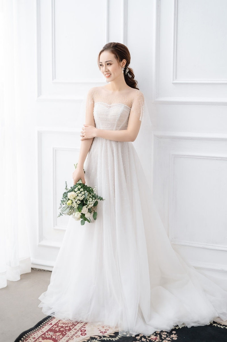 Ảnh cưới của NSND Công Lý và vợ kém 15 tuổi