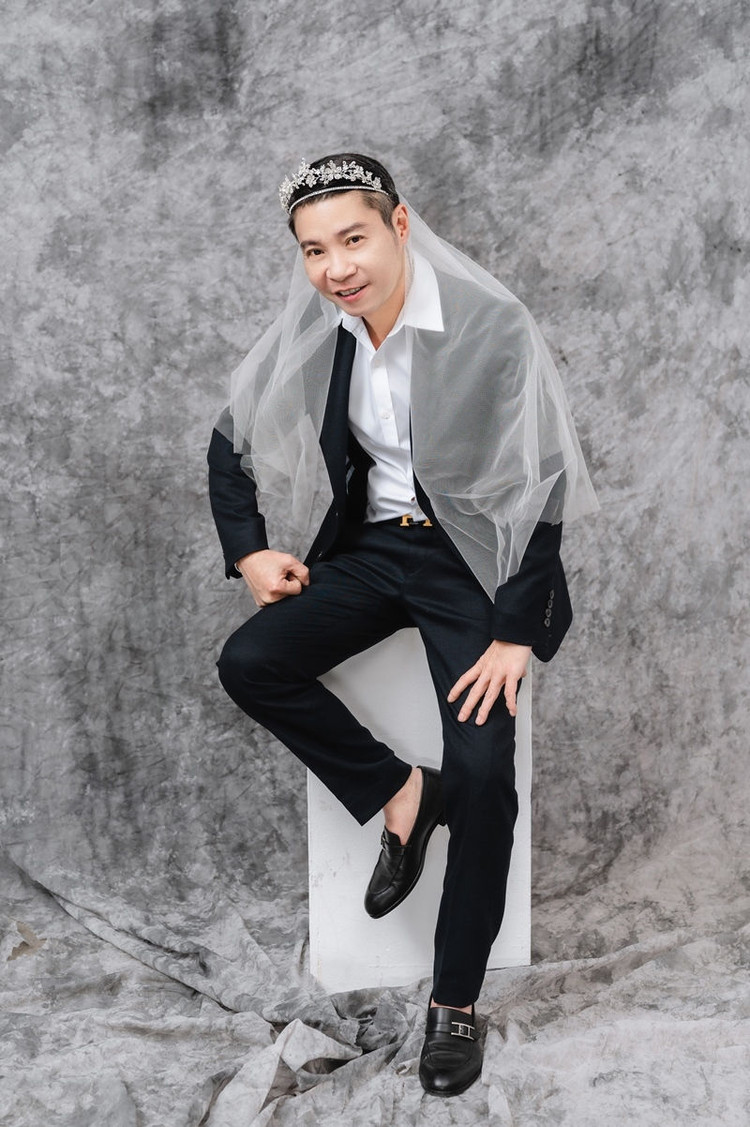 Ảnh cưới của NSND Công Lý và vợ kém 15 tuổi