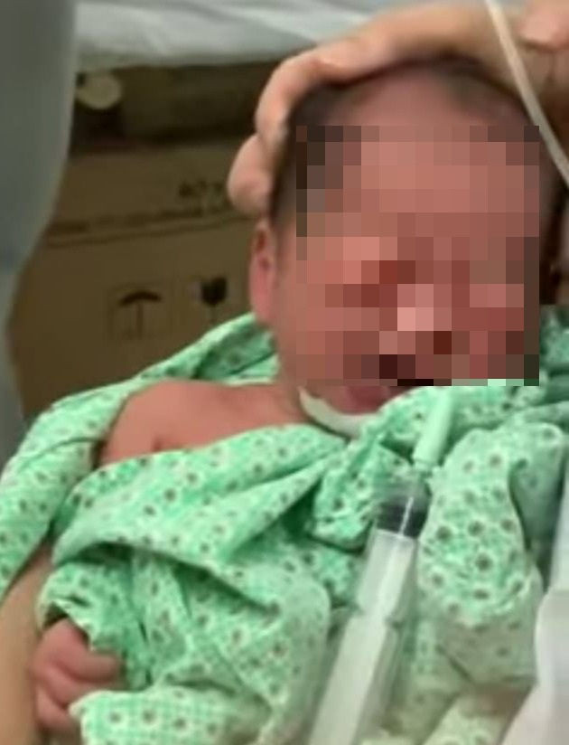 Bé sơ sinh bị bỏ rơi 3 ngày giữa trời nắng tiến triển tốt - 1