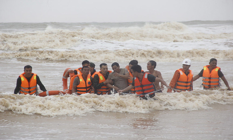 Dùng trực thăng cứu 8 người mắc kẹt trên tàu ở Quảng Trị