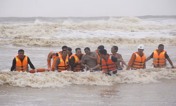 Dùng trực thăng cứu 8 người mắc kẹt trên tàu ở Quảng Trị