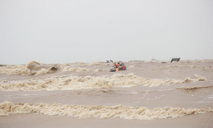 Dùng trực thăng cứu 8 người mắc kẹt trên tàu ở Quảng Trị