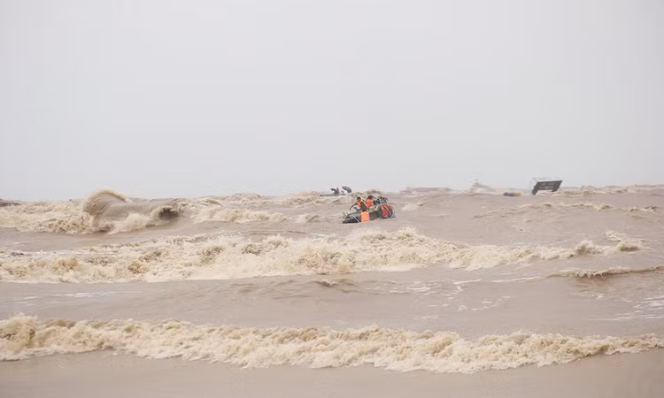 Dùng trực thăng cứu 8 người mắc kẹt trên tàu ở Quảng Trị